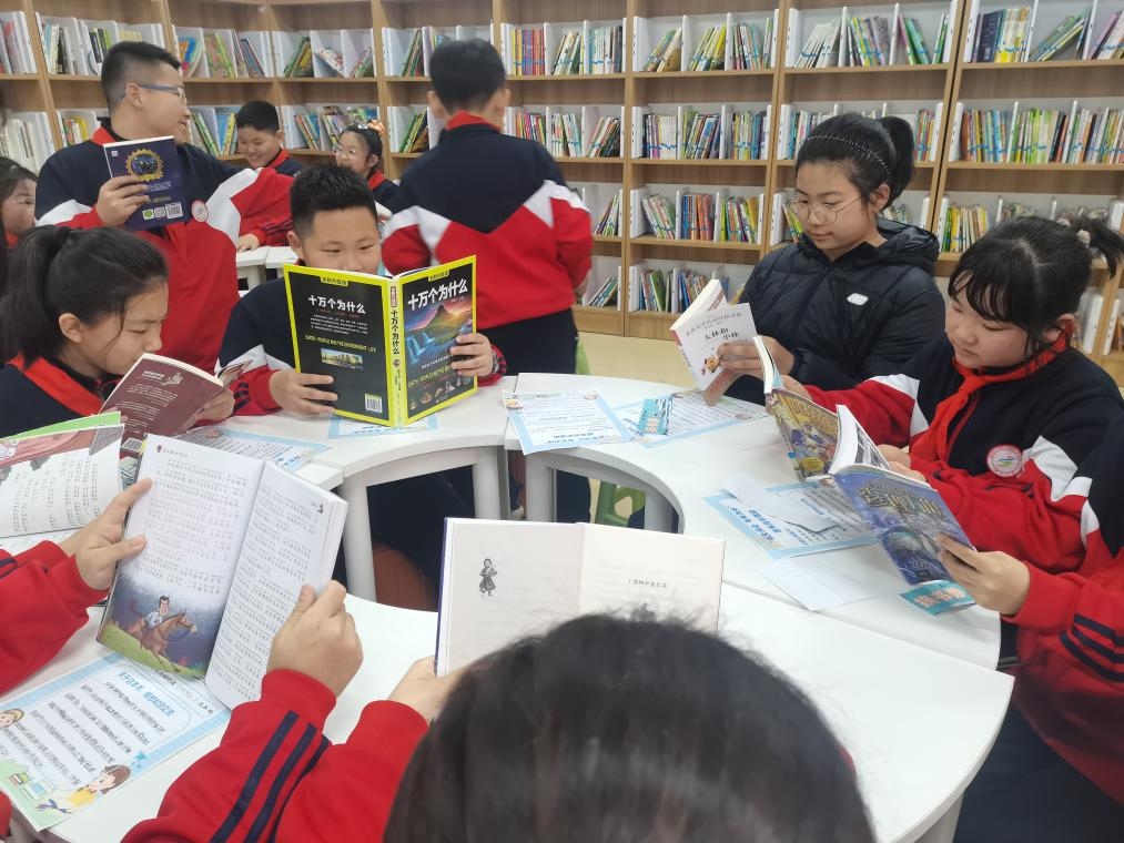 3月28日，遼寧省沈陽市鐵西區(qū)重工街第一小學(xué)的同學(xué)們在智慧圖書借閱室里專注閱讀。（沈陽市鐵西區(qū)委宣傳部供圖）