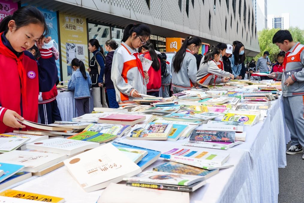 4月20日，山東省濟南市第十四屆“書香泉城”全民閱讀節(jié)在濟南市圖書館啟動，小學(xué)生在閱讀節(jié)上參與換書活動。新華社記者 朱崢 攝