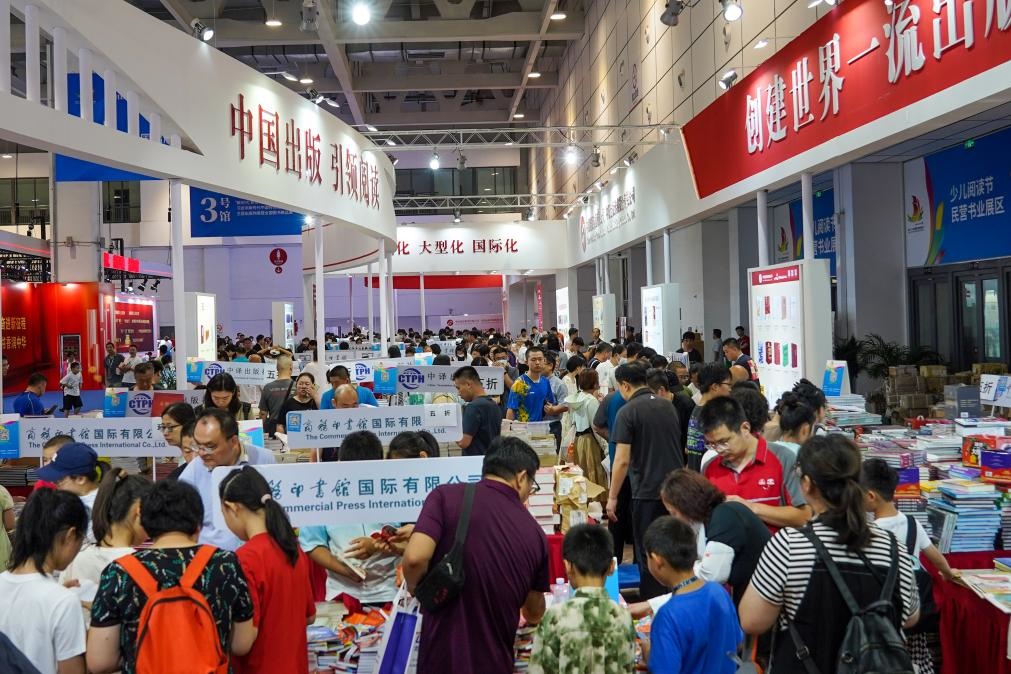 2023年7月31日，在第31屆全國圖書交易博覽會上，讀者在閱覽選購新書。新華社記者 朱崢 攝