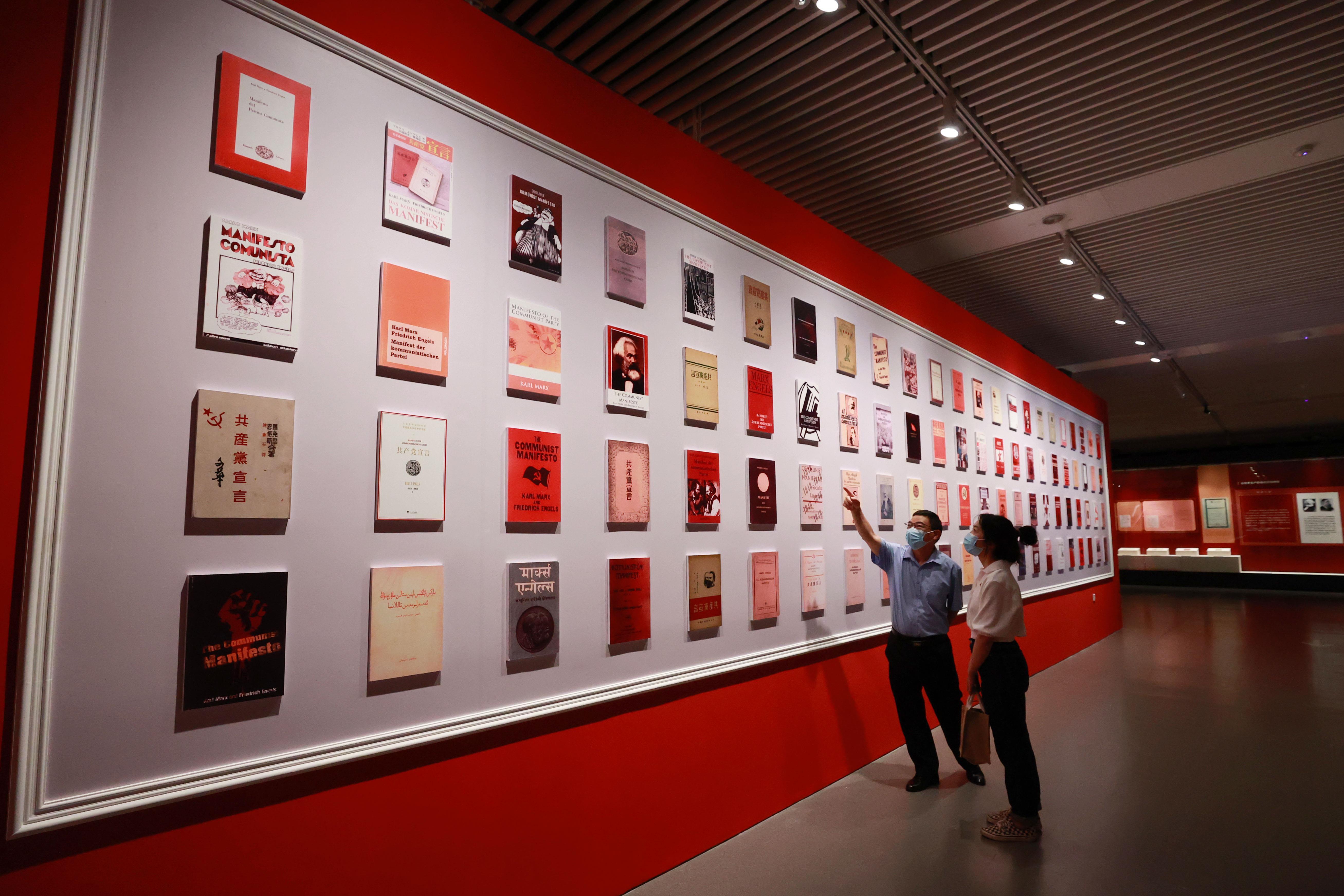 △2021年8月5日，觀眾在國(guó)家圖書館觀看不同版本的《共產(chǎn)黨宣言》。