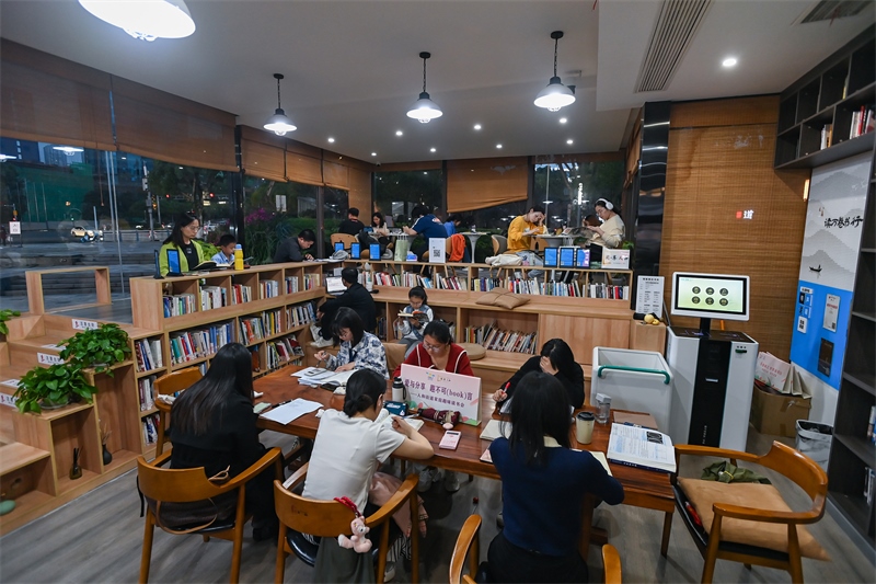 4月22日，讀者在重慶一家24小時(shí)城市智慧書房中閱讀。圖片來源：視覺中國