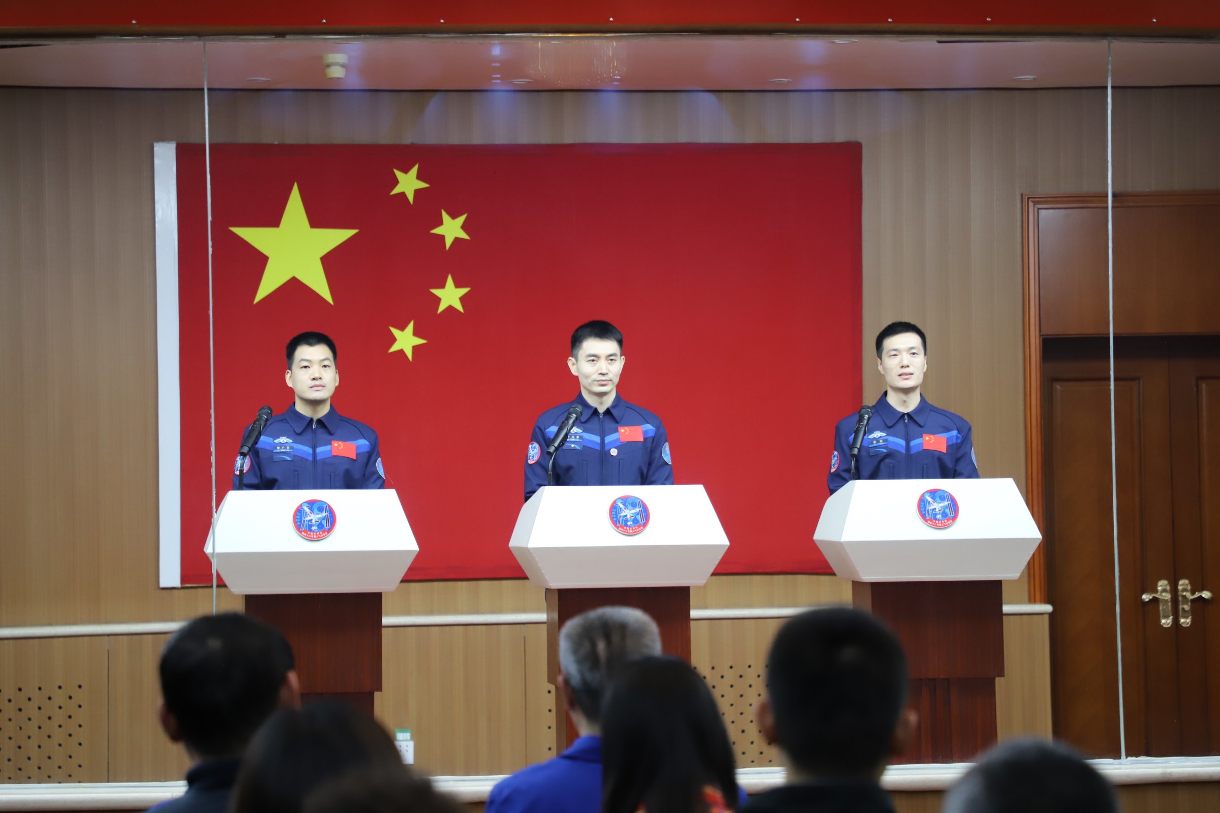 神舟十八號航天員與中外媒體記者集體見面。人民網(wǎng)記者 黃帆攝