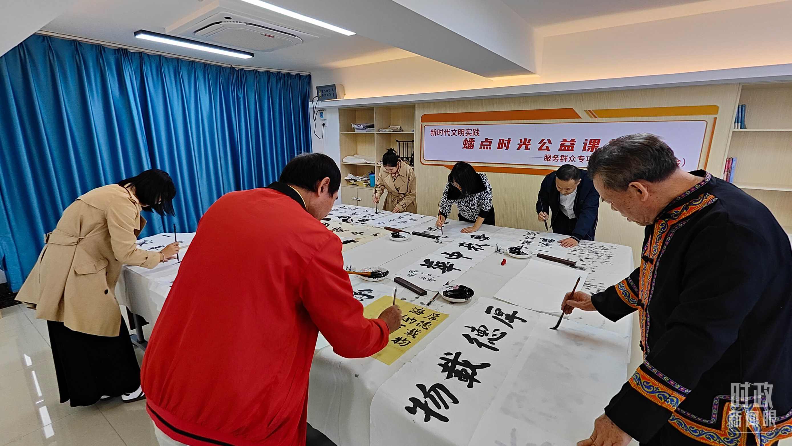 △廣西南寧市多民族社區(qū)——盤龍社區(qū)居民練習書法。（總臺央視記者楊立峰拍攝）