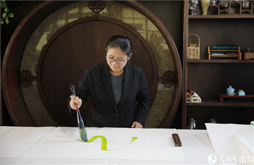 緬甸駐華大使館副館長、公使銜參贊杜欣瑪泰參加《五百筆·瀾湄合作》集體藝術(shù)創(chuàng)作。人民網(wǎng)王婧攝