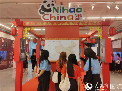 泰國學(xué)生在工作人員講解下觀展。人民網(wǎng)記者 楊一攝