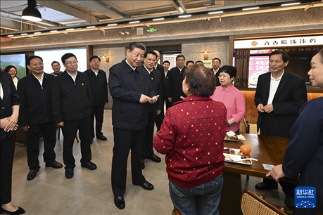 4月22日至24日，中共中央總書記、國(guó)家主席、中央軍委主席習(xí)近平在重慶考察。這是22日下午，習(xí)近平在九龍坡區(qū)謝家灣街道民主村社區(qū)考察時(shí)，同正在社區(qū)食堂就餐的群眾親切交流。新華社記者 謝環(huán)馳 攝
