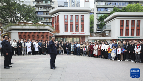 4月22日至24日，中共中央總書記、國(guó)家主席、中央軍委主席習(xí)近平在重慶考察。這是22日下午，習(xí)近平在九龍坡區(qū)謝家灣街道民主村社區(qū)考察時(shí)，同社區(qū)居民親切交流。新華社記者 鞠鵬 攝