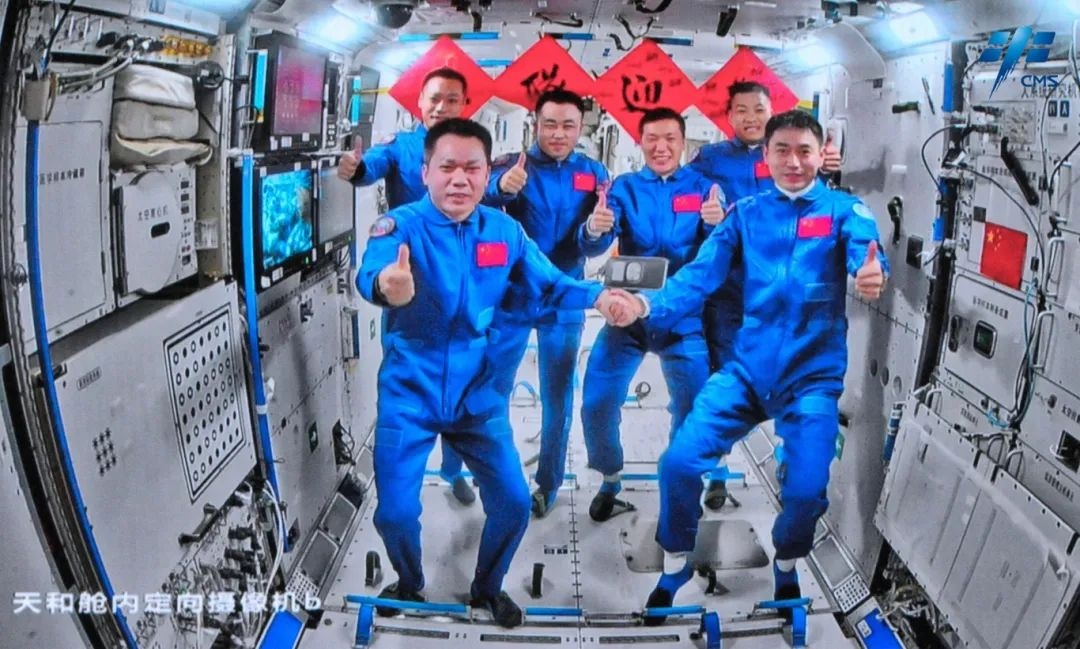 神舟十七號、神舟十八號兩個航天員乘組“太空會師”。來源：中國載人航天工程