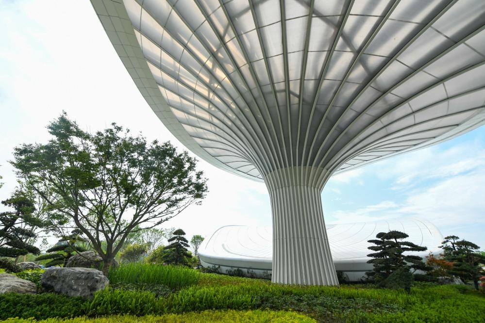 這是2024年4月22日拍攝的成都世園會主會場入口處的“芙蓉花”底部，它兼具收集雨水、循環(huán)利用的功能。新華社記者 王曦 攝