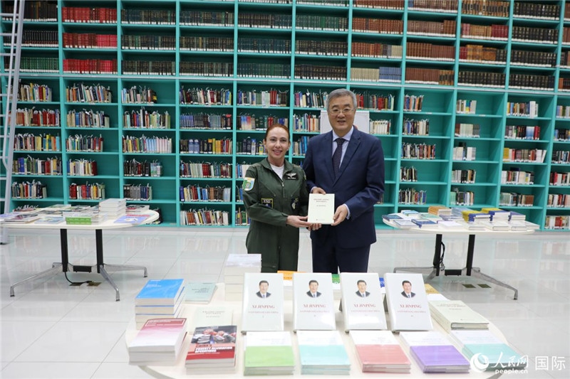 授課后，中國駐巴西大使祝青橋向巴西高等防務(wù)學(xué)院圖書館捐贈了150本書籍。圖為祝青橋和巴西高等防務(wù)學(xué)院院長卡拉·利里奧·馬丁斯在圖書捐贈儀式上。 人民網(wǎng)記者 陳一鳴攝