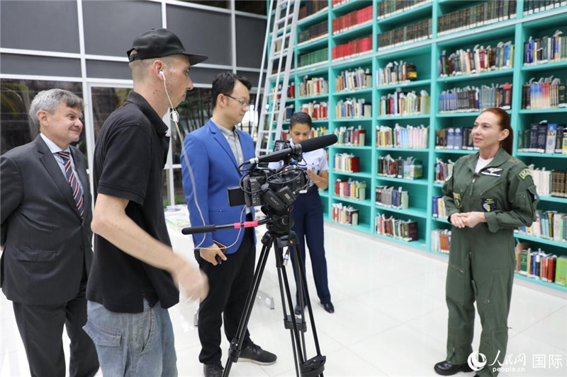 巴西高等防務(wù)學(xué)院院長卡拉·利里奧·馬丁斯接受了人民網(wǎng)的視頻采訪。 人民網(wǎng)記者 陳一鳴攝