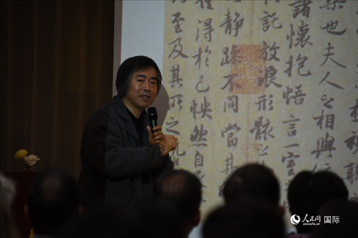 國家畫院王東聲教授介紹中國書法作品。人民網(wǎng)記者 殷淼攝