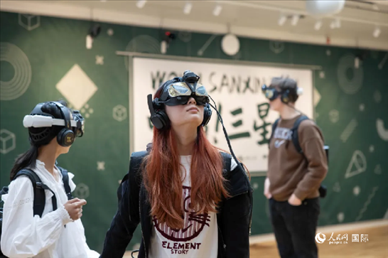 體驗(yàn)三星堆VR文化。中國駐瑞典大使館供圖