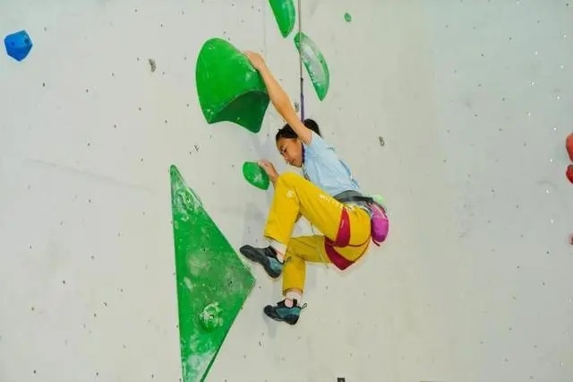2024年4月16日，全國青少年攀巖公開賽江山站舉行，選手在比賽中。中國登山協(xié)會供圖
