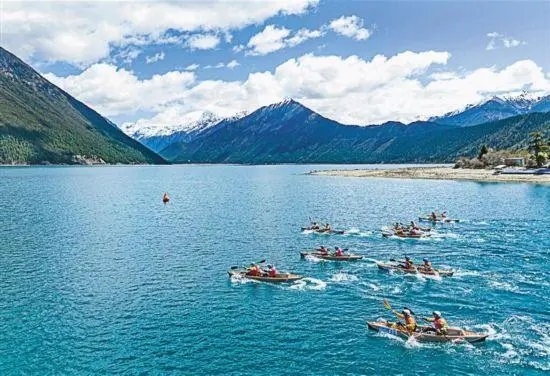 2024年4月20日，2024年巴松措國際漂流公開賽的選手在比賽中。 新華社記者 孫非攝