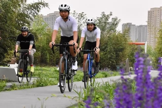 2024年4月上旬，一支騎行隊伍在西安雁南公園騎行。 新華社記者 鄭昕攝