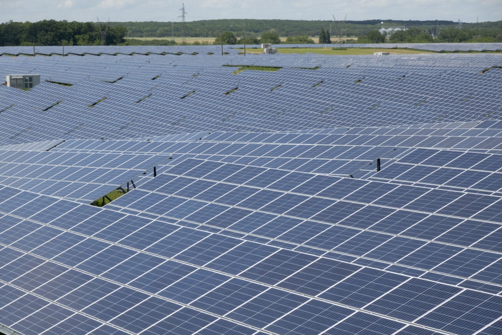 這是2021年5月27日在匈牙利考波什堡拍攝的100兆瓦光伏電站。當日，由中國通用技術集團所屬中國機械進出口（集團）有限公司投資興建的匈牙利考波什堡100兆瓦光伏電站項目在考波什堡市舉行投運啟動儀式。新華社發(fā)（弗爾季·奧蒂洛攝）