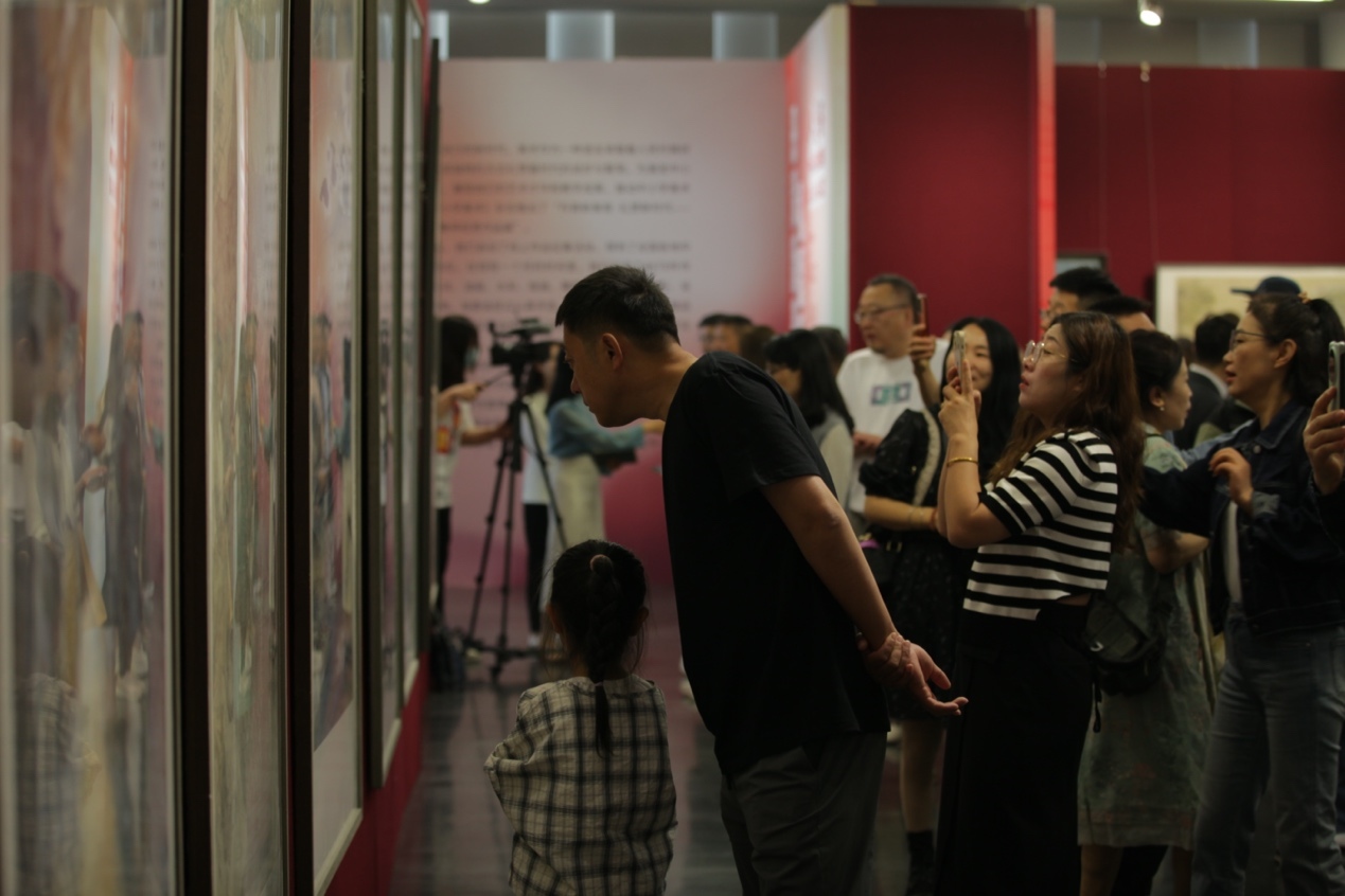 嘉賓及教研員、教師代表參觀展覽。主辦方供圖