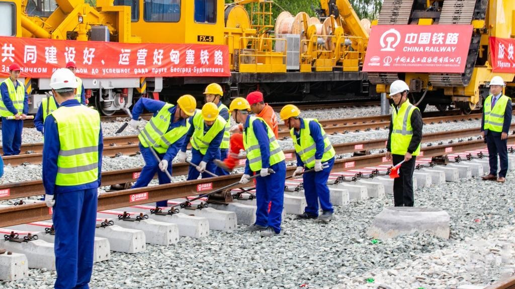 △2024年4月25日，在塞爾維亞北部城市巴奇卡托波拉，匈塞鐵路項目施工人員進行匈塞鐵路軌道合龍工作。