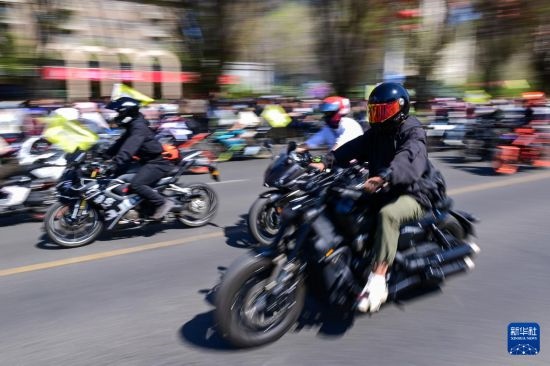 這是4月30日在新疆烏魯木齊市舉行的巡游活動上拍攝的摩托機車方陣。