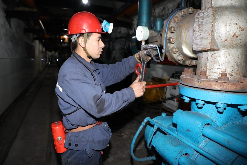 2024年4月30日，冀中能源峰峰集團(tuán)新屯礦機(jī)電區(qū)副區(qū)長(zhǎng)顧博在井下泵房檢修水泵。新華社發(fā)