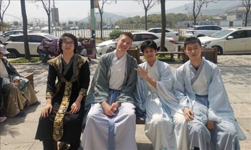 匈牙利學生與襄陽三十六中學生友好交流。