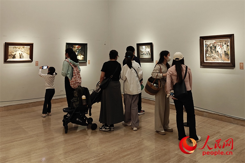 “五一”假期，游客在中國(guó)美術(shù)館參觀“大美勞動(dòng)者——中國(guó)美術(shù)館藏勞動(dòng)題材美術(shù)作品展（第二期）”。人民網(wǎng)記者 韋衍行攝