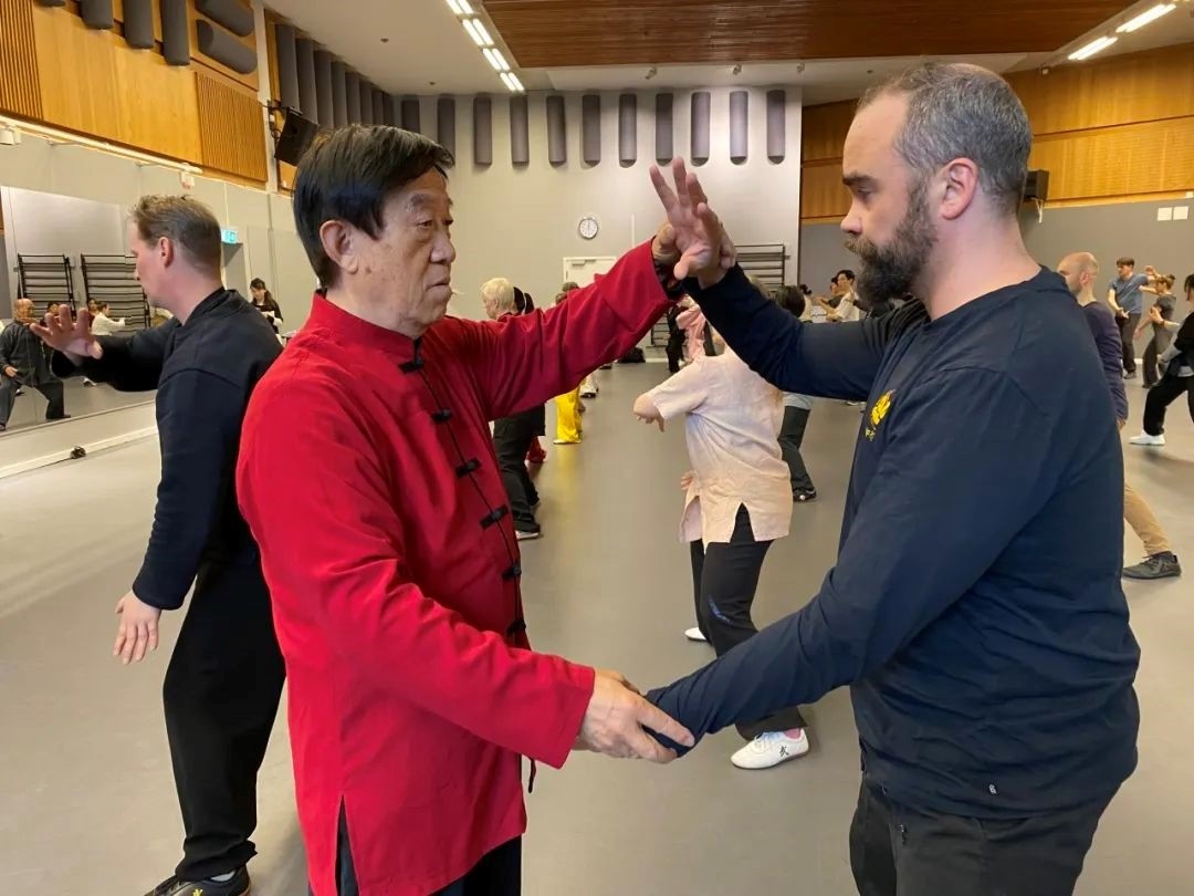 陳正雷老師親自示范指導(dǎo)。斯德哥爾摩中國文化中心供圖