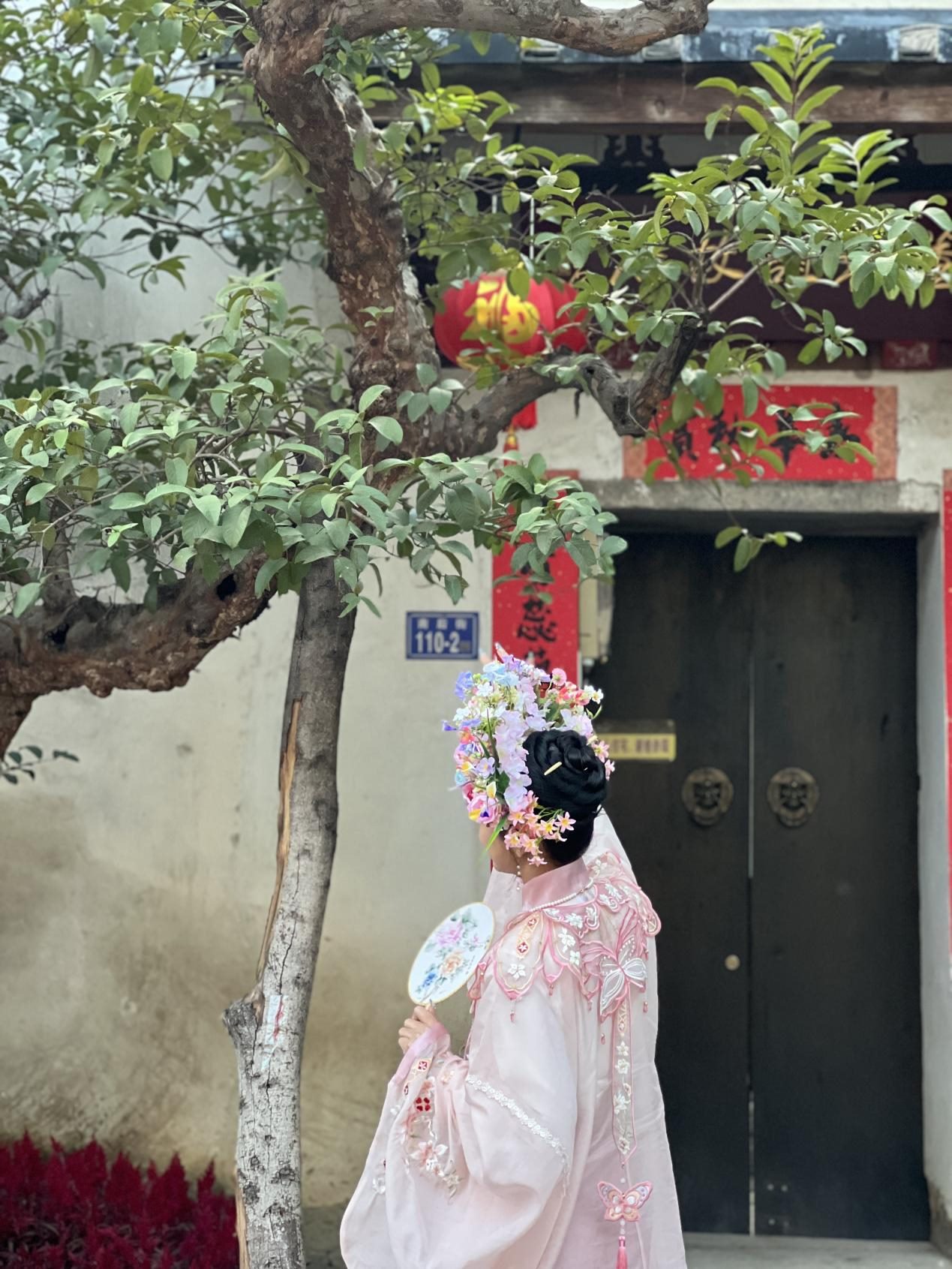 福建泉州，頭戴簪花的游客正拍照留念。人民網(wǎng) 歐陽易佳攝