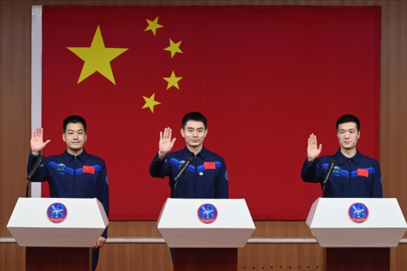 2024年月24日，神舟十八號載人飛行任務航天員葉光富（中）、李聰（右）、李廣蘇在酒泉衛(wèi)星發(fā)射中心問天閣與媒體記者集體見面。