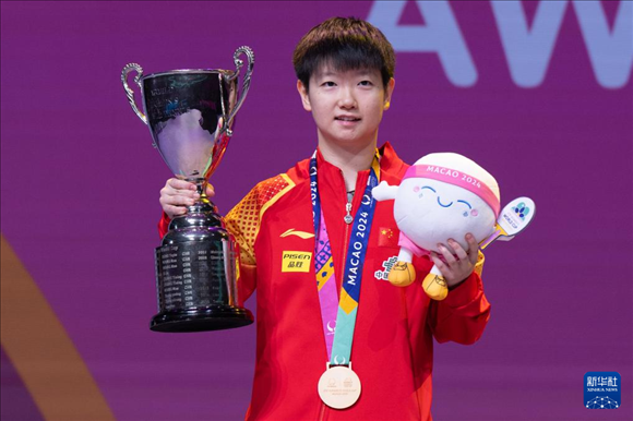 2024年4月21日，在2024年澳門國(guó)際乒聯(lián)女子世界杯決賽中，孫穎莎奪得冠軍。圖為孫穎莎在頒獎(jiǎng)臺(tái)上。新華社記者 張金加 攝