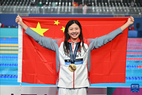 2024年2月13日，2024年世界游泳錦標(biāo)賽游泳項(xiàng)目女子100米蛙泳決賽在卡塔爾多哈舉行。圖為冠軍中國(guó)選手唐錢婷在頒獎(jiǎng)儀式后慶祝。新華社記者 薛宇舸 攝