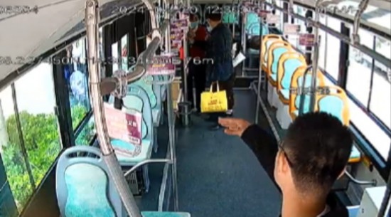 公交車上他一聲大吼！魏杰，好樣的！