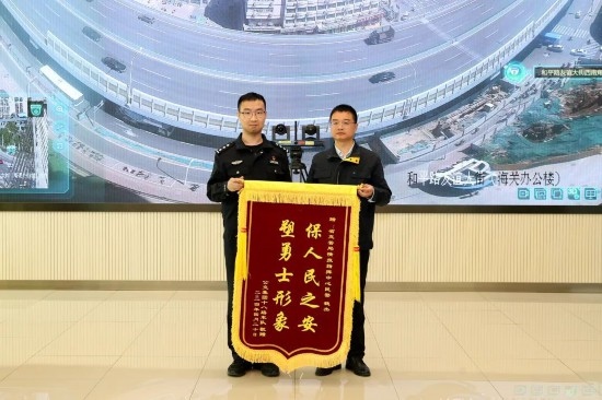 公交車上他一聲大吼！魏杰，好樣的！
