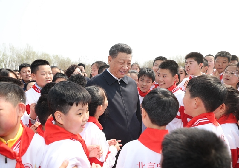 △4月3日，習(xí)近平總書記來到北京市通州區(qū)潞城鎮(zhèn)參加首都義務(wù)植樹活動。這是總書記同少先隊(duì)員在一起。