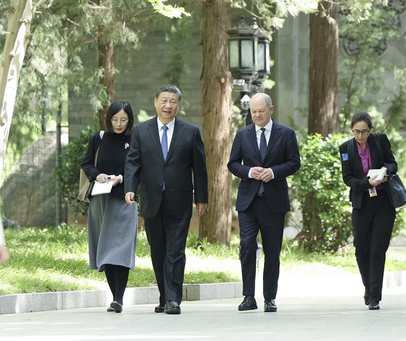 △4月16日，習(xí)近平主席在北京釣魚臺國賓館會見德國總理朔爾茨。這是習(xí)近平主席同朔爾茨總理一起散步。