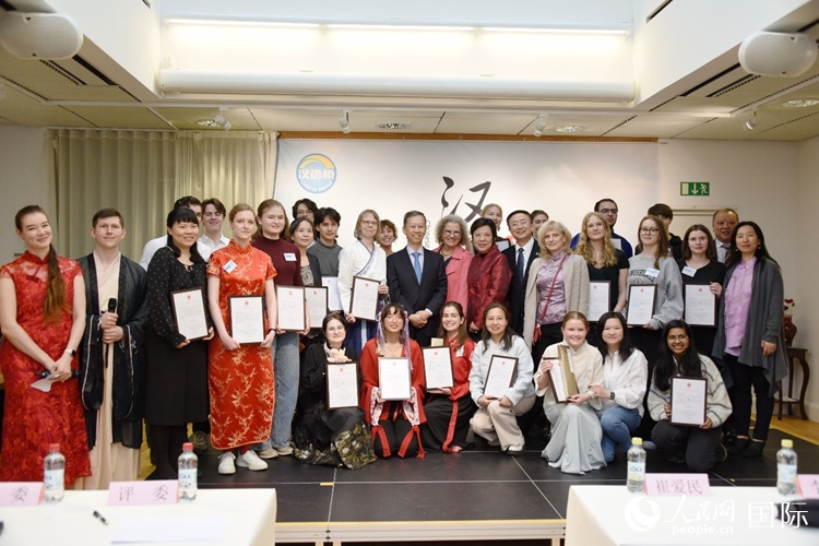 中國駐瑞典大使崔愛民、使館負責(zé)教育事務(wù)的黃立瓊參贊、預(yù)選賽評委老師和指導(dǎo)老師，以及所有獲獎選手合影留念。人民網(wǎng)記者 殷淼攝