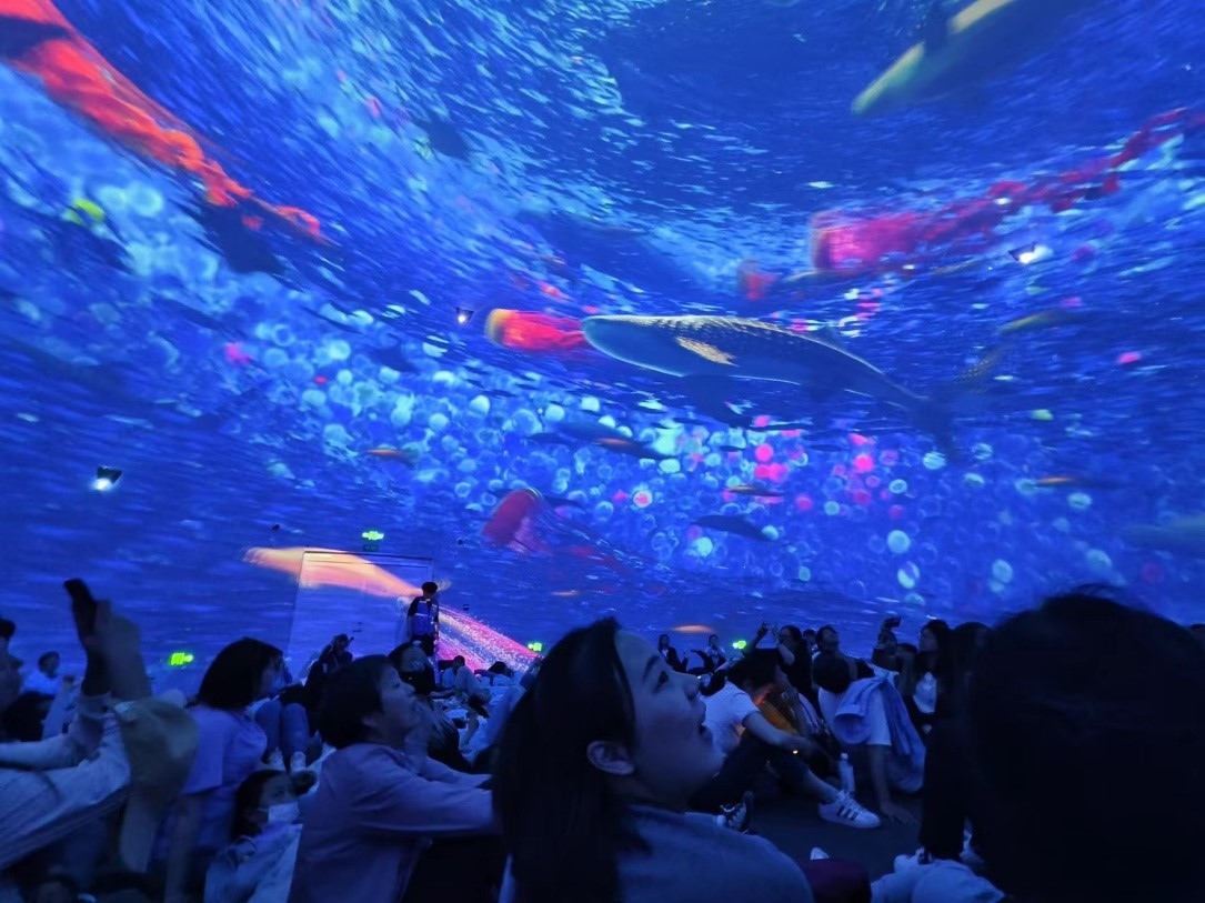 “五一”期間，游客在天津極地海洋公園科技館體驗(yàn)?zāi)ХêＱ?。人民網(wǎng)記者 喬業(yè)瓊攝
