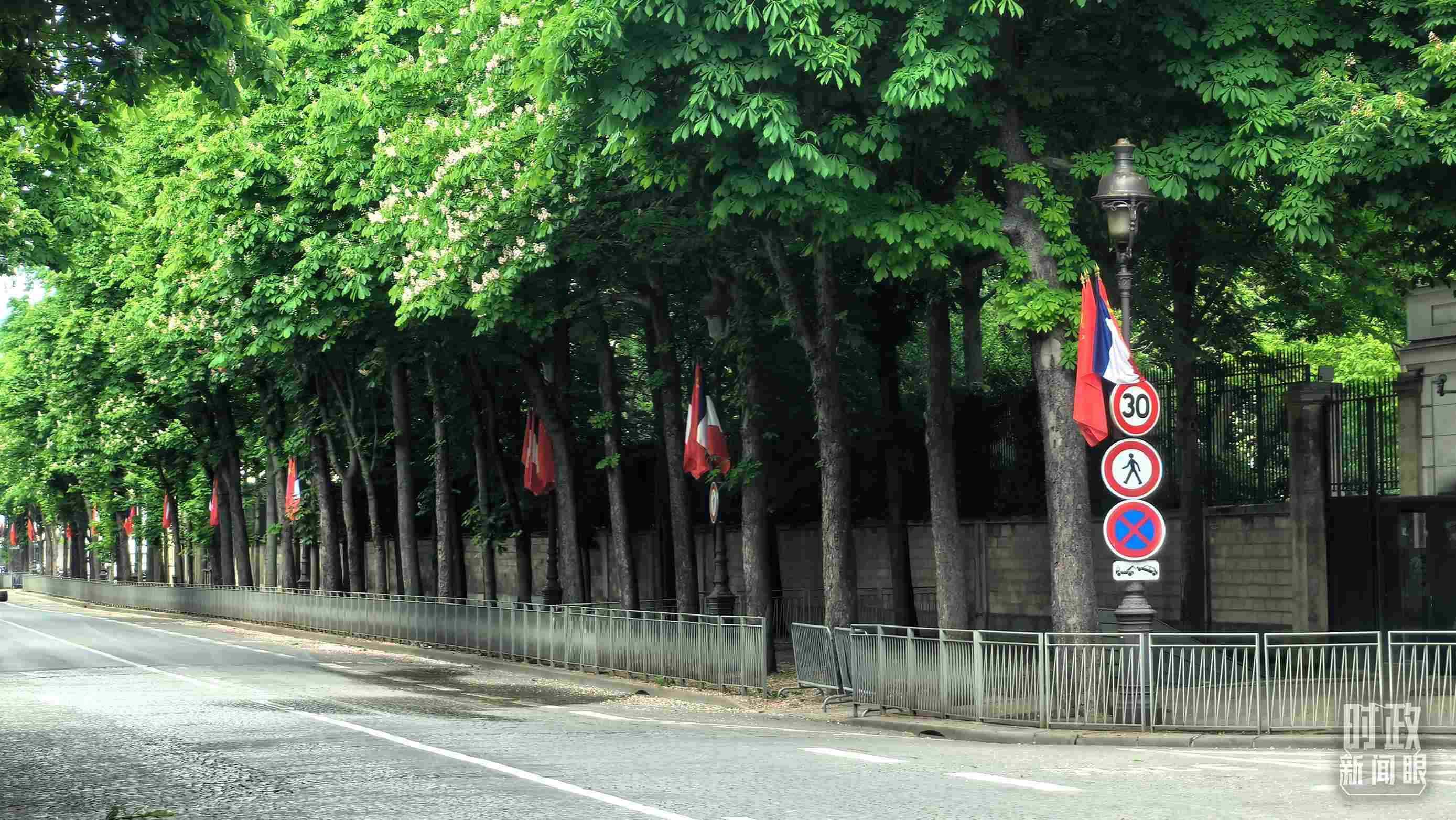 △巴黎道路兩側(cè)懸掛中法兩國國旗。（總臺央視記者鄂介甫拍攝）