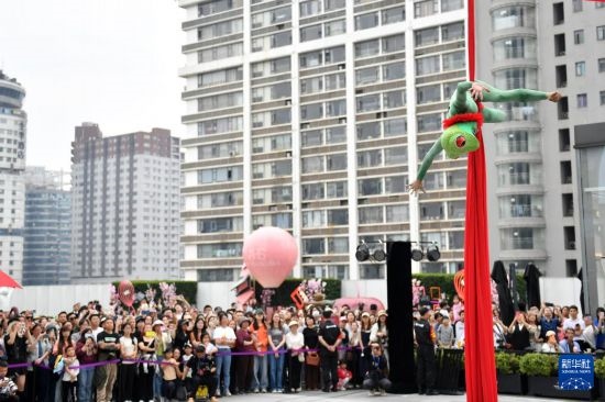 5月7日，演員在長沙國金中心表演木偶劇。新華社記者 陳振海 攝