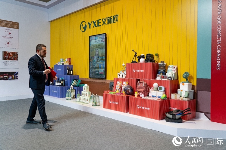 “義新歐”中歐班列（義烏—馬德里）開行十周年成果展上展出班列運(yùn)送的各類商品。大衛(wèi)·阿瑪爾攝