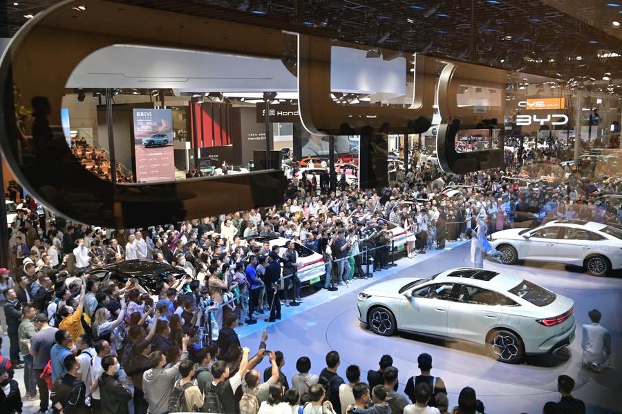5月4日，參觀者在2024北京車展比亞迪品牌展臺(tái)參觀。新華社記者 尹棟遜 攝