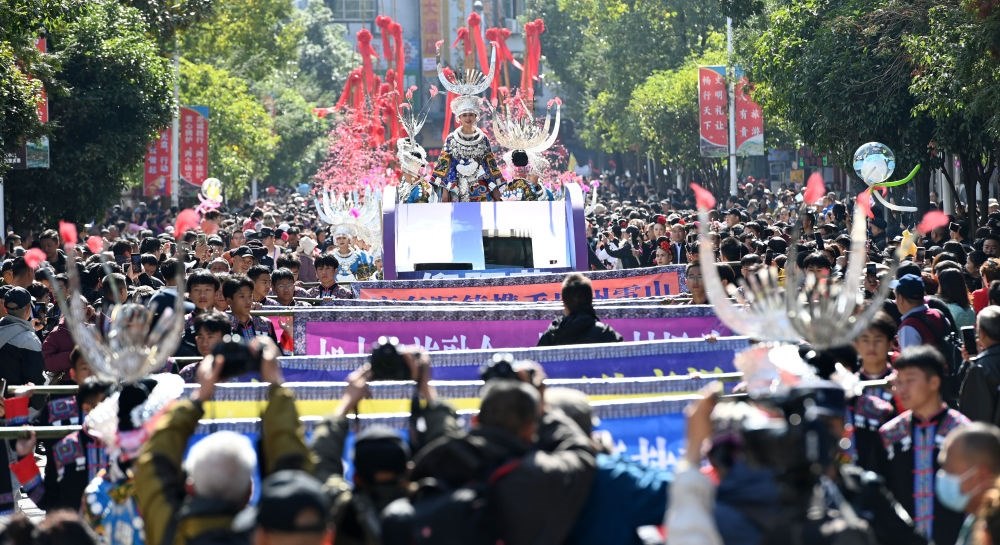 在貴州雷山縣縣城，苗族群眾身著盛裝，載歌載舞參加苗年和鼓藏節(jié)的巡游活動(dòng)（2023年11月16日攝）。新華社記者 楊楹 攝