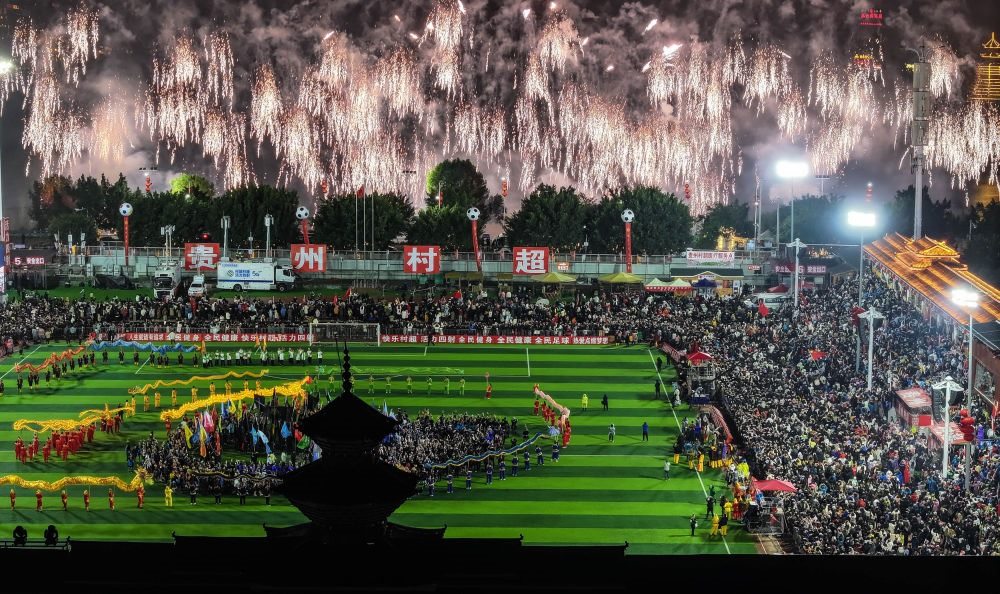 在貴州省榕江縣舉行的2024全國“村晚”示范展示活動(dòng)暨貴州“村超村晚”活動(dòng)中，音樂煙花秀精彩上演（2024年2月3日攝，無人機(jī)照片）。新華社記者 劉續(xù) 攝