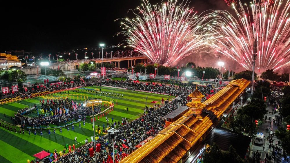在貴州省榕江縣舉行的2024全國“村晚”示范展示活動(dòng)暨貴州“村超村晚”活動(dòng)中，音樂煙花秀精彩上演（2024年2月3日攝，無人機(jī)照片）。新華社記者 劉續(xù) 攝