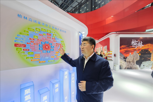 榆林市發(fā)展改革委黨組書記、主任崔淵推介當(dāng)?shù)仄放啤Ｈ嗣窬W(wǎng)記者 許維娜攝
