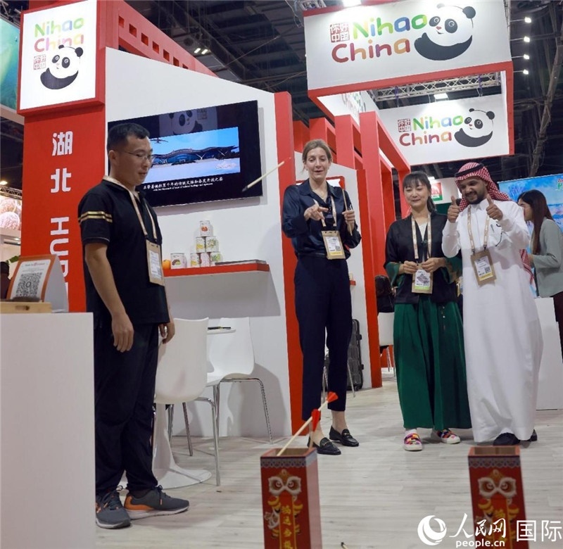 觀眾在參與投壺游戲。人民網(wǎng)記者管克江攝