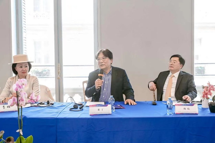 法中交流促進(jìn)會(huì)會(huì)長(zhǎng)、作家、翻譯家、法國(guó)最高榮譽(yù)騎士勛章獲得者亞丁發(fā)言（圖片：中國(guó)傳媒大學(xué)