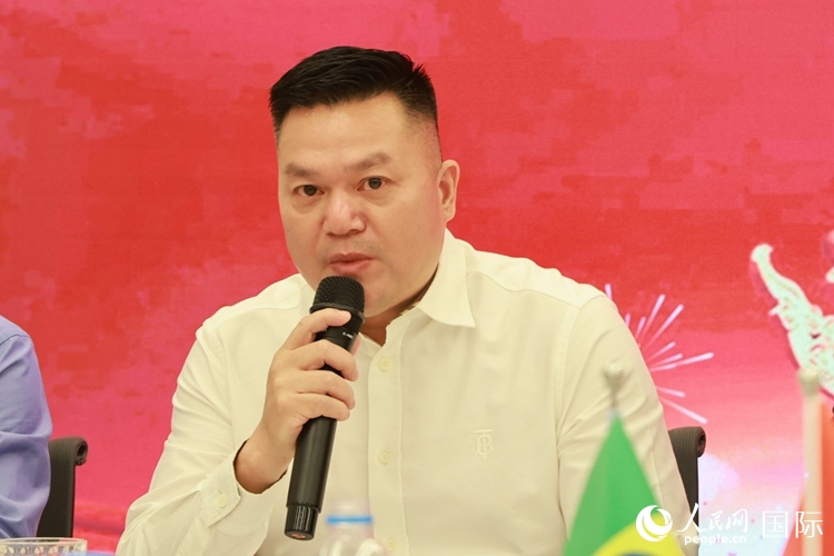 巴西和統(tǒng)會會長張小春在座談會上致辭。人民網(wǎng)記者 陳海琪攝