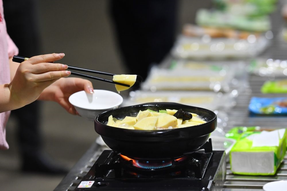 2024年5月9日，福建省三明市極野食品有限公司工作人員在試吃竹筍食品。新華社記者 姜克紅 攝
